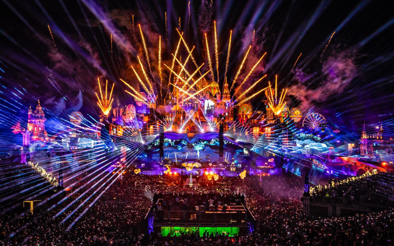 Experiencing Tomorrowland in person surpasses any and all expectations [Review]Imgonline Com Ua Twotoone IvjZUpqCABmWPd